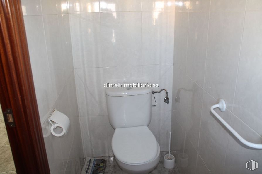 Industrial for sale at Polígono Vicolozano, Ávila, 05194 with toilet, property, toilet seat, fixture, bathroom, plumbing fixture, purple, floor, line and wall around