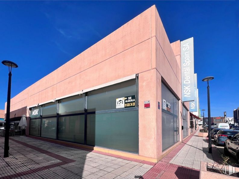 Local en alquiler en Zona Európolis, Las Rozas de Madrid, Madrid, 28230 con cielo, luz de la calle, rueda, sombra, neumático, edificio, superficie de la carretera, asfalto, edificio comercial y fachada alrededor