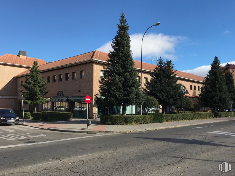 Oficina en alquiler y venta en Carretera Miraflores, Colmenar Viejo, Madrid, 28770 con edificio, cielo, nube, luz de la calle, planta, superficie de la carretera, árbol, asfalto, arquitectura y barrio alrededor