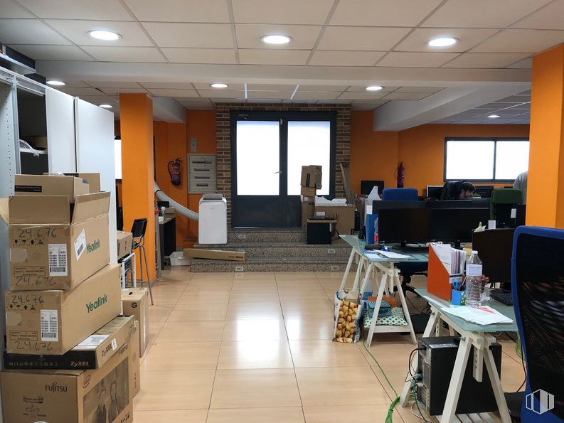 Retail for sale at Calle Prudencio Álvaro, 8, Ciudad Lineal, Madrid, 28027 with packaged goods, furniture, table, chair, building, fixture, package delivery, floor, flooring and desk around