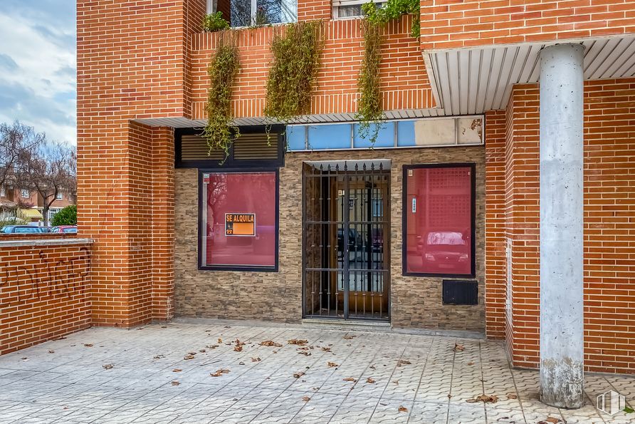 Local en alquiler y venta en Calle Toledo, 10, Alcalá de Henares, Madrid, 28804 con puerta, marco, día, propiedad, ventana, accesorio, madera, superficie de la carretera, albañilería y edificio alrededor