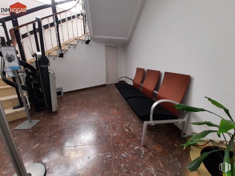 Retail for rent at Zona Murallas, Ávila, 05001 with couch, houseplant, property, plant, interior design, flooring, wood, floor, comfort and wall around