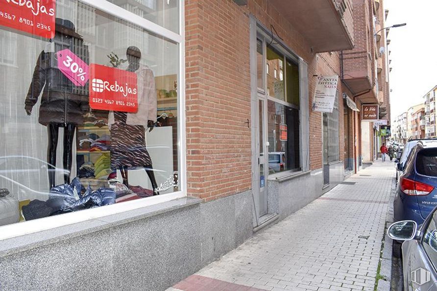 Retail for rent at Calle La Moraña, Ávila, 05002 with car, window, person, outerwear, building, road surface, architecture, automotive lighting, wheel and neighbourhood around