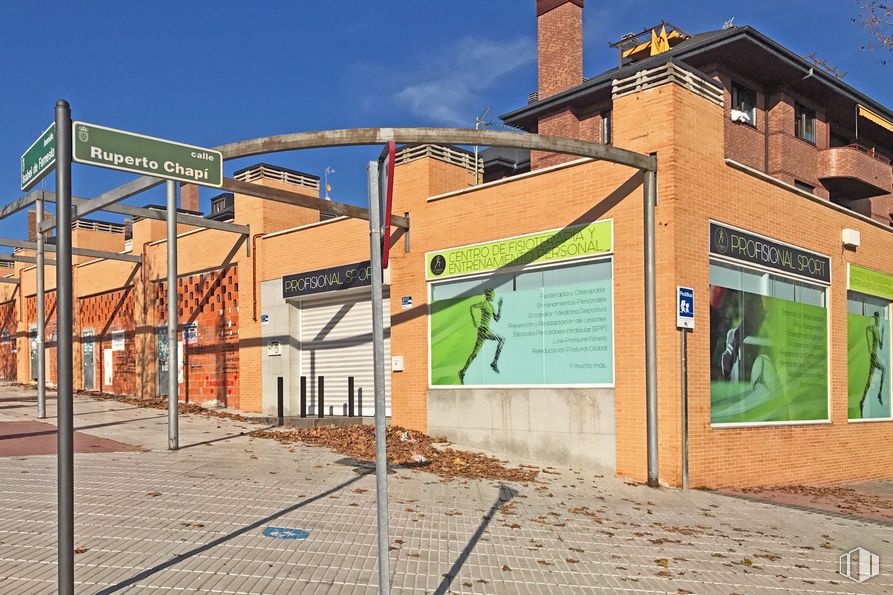 Local en alquiler en Calle Isabel de Farnesio, 804, Boadilla del Monte, Madrid, 28660 con edificio, cielo, albañilería, sombra, lote de tierra, madera, ladrillo, barrio, diseño urbano y área residencial alrededor