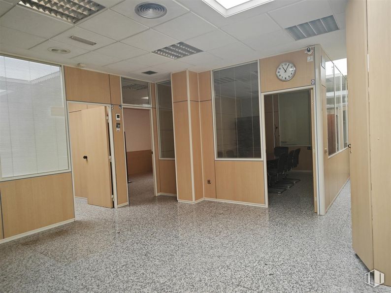 Retail for rent at Calle Mieses, 5, Majadahonda, Madrid, 28220 with door, light fixture, window, fixture, interior design, building, floor, wood, flooring and hall around