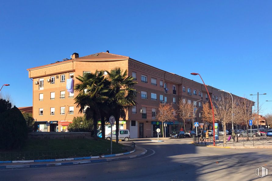 Local en venta en Calle Río Sorbe, 7, Azuqueca de Henares, Guadalajara, 19200 con edificio, luz de la calle, cielo, planta, ventana, día, árbol, son escalas, diseño urbano y superficie de la carretera alrededor