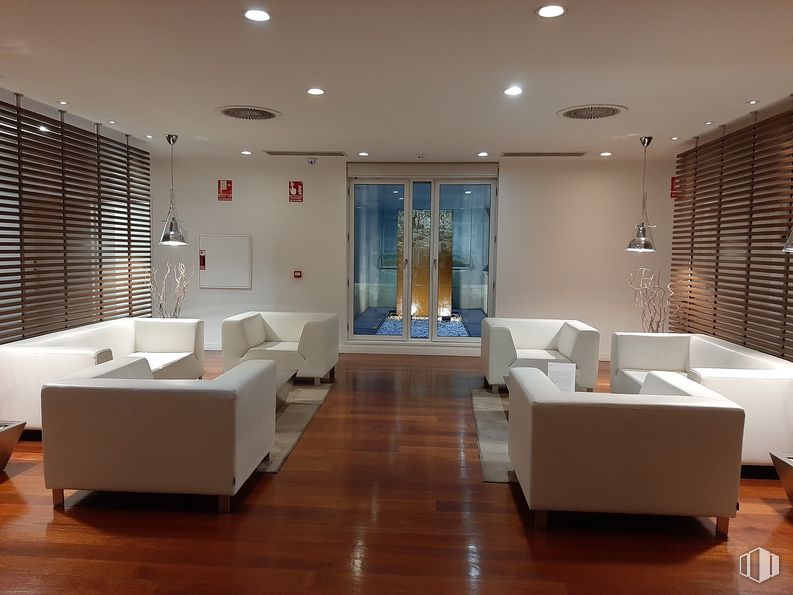 Oficina en alquiler en Paseo Castellana, 55, Chamberí, Madrid, 28046 con sofá, silla, persiana de la ventana, mesa, propiedad, mueble, diseño de interiores, alumbrado, sala de estar y comodidad alrededor