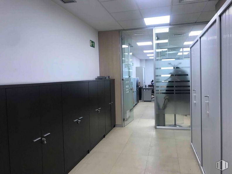 Oficina en alquiler en Zona empresarial, San Sebastián de los Reyes, Madrid, 28700 con ebanistería, edificio, accesorio, suelos, suelo, puerta, gas, silla, vidrio y techo alrededor