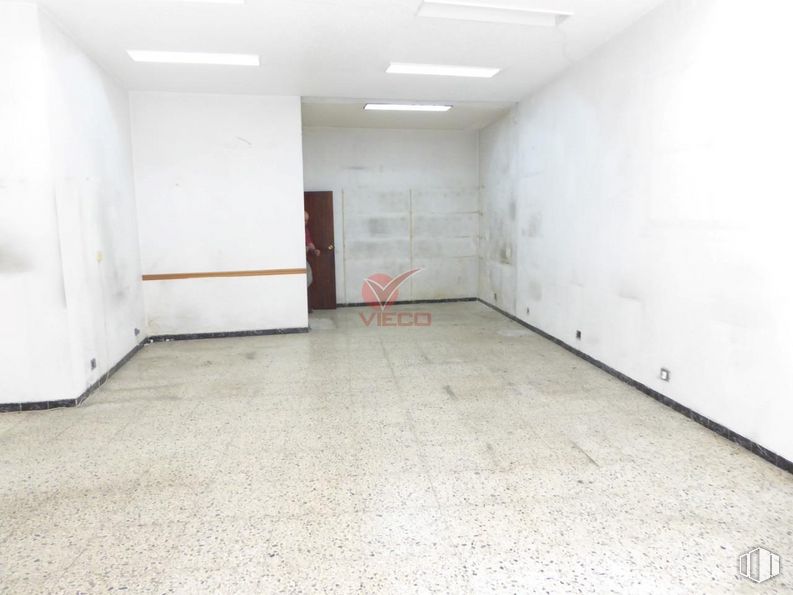 Retail for sale at Zona Colón/ Cuatro Caminos, Cuenca, 16002 with hall, floor, flooring, fixture, wood, composite material, door, ceiling, concrete and plaster around