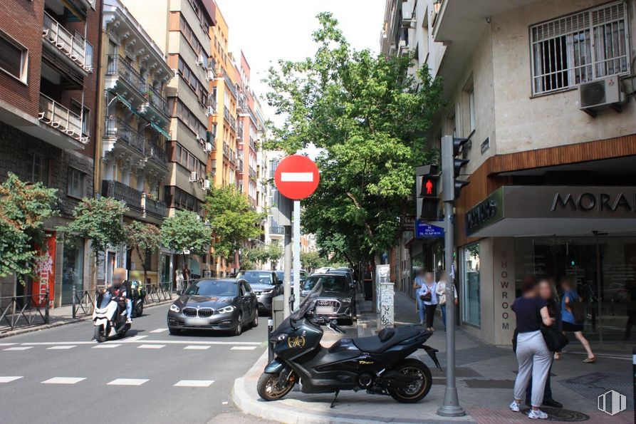 Oficina en venta en Zona Argüelles, Chamberí, Madrid, 28015 con coche, motocicleta, persona, ventana, edificio, neumático, rueda, ,  y  alrededor