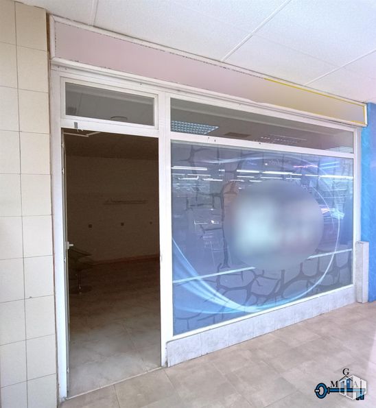 Retail for rent at Calle Leganés, 29, Fuenlabrada, Madrid, 28945 with building, fixture, door, interior design, house, floor, automotive exterior, rectangle, flooring and window around