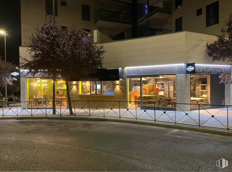 Local en venta en Calle Doña Juana, 1, Rivas-Vaciamadrid, Madrid, 28523 con edificio, ventana, árbol, luz de la calle, superficie de la carretera, zona residencial, ciudad, gas, fachada y nieve alrededor