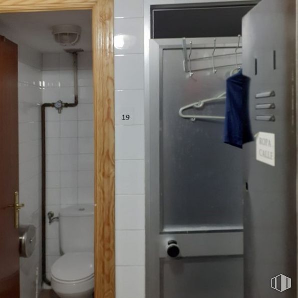 Industrial for sale at Avenida Fuenlabrada, Humanes de Madrid, Madrid, 28970 with toilet, fixture, plumbing fixture, bathroom, shower door, line, building, toilet seat, material property and plumbing around