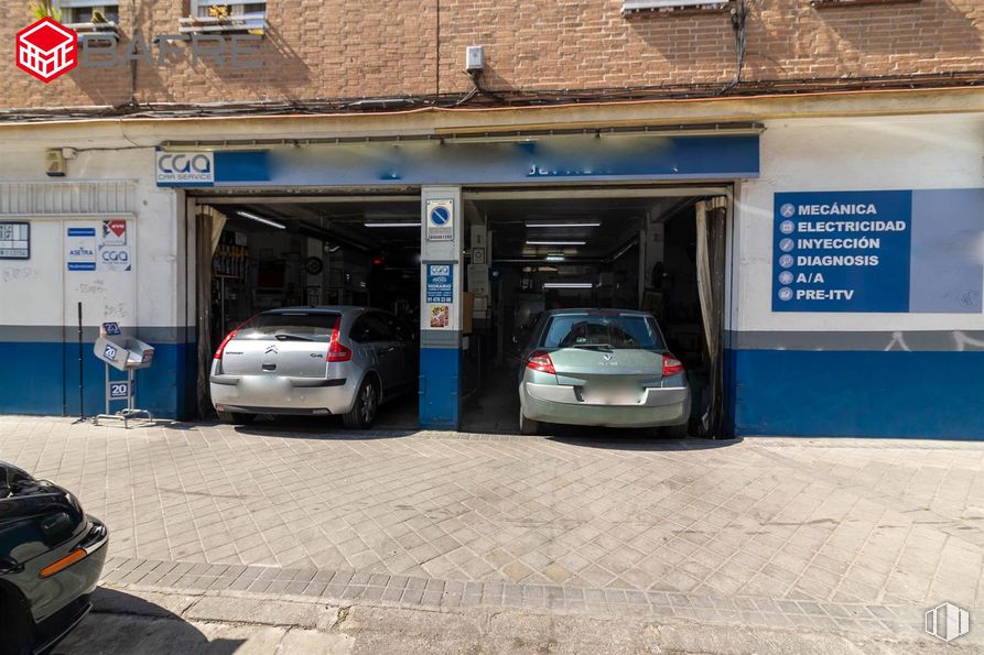 Nave en venta en Calle Juan Pascual de Mena, La Latina, Madrid, 28011 con coche, luz de estacionamiento, neumático, matrícula del vehículo, rueda, vehículo, luces traseras y de freno, iluminación del automóvil, edificio y vehículo de motor alrededor