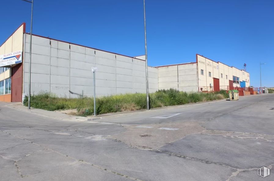 Land for sale at Castilla La Mancha, Escalonilla, Toledo, 45517 with sky, road surface, asphalt, fixture, land lot, plant, composite material, tar, facade and road around