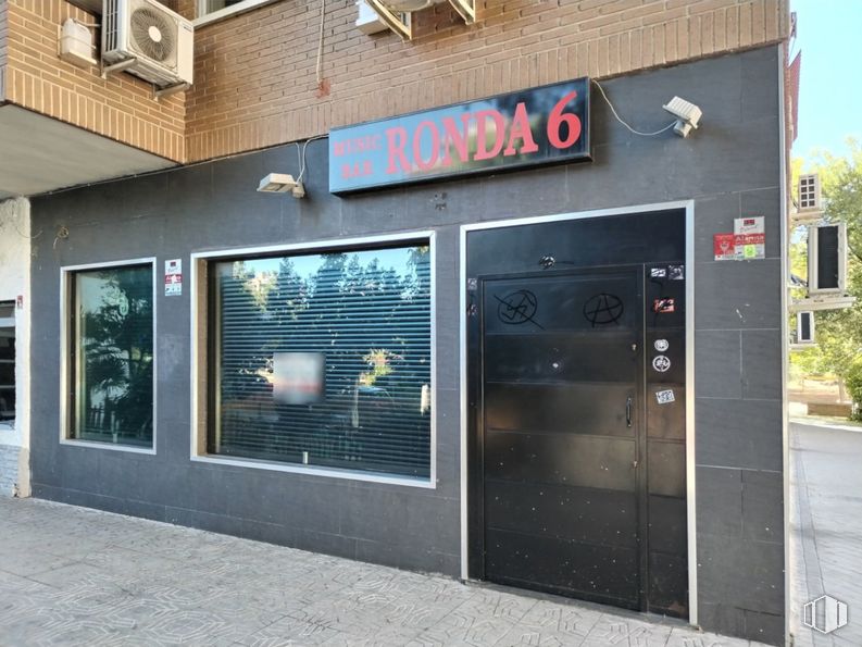 Retail for rent at Travesía Ronda, 6, San Blas - Canillejas, Madrid, 28022 with door, logo, sign and electronic signage around