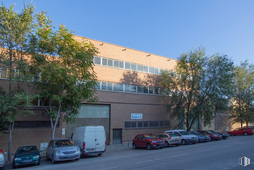 Industrial for rent at Camino Hormigueras, Villa de Vallecas, Madrid, 28031 with car, van, building, automotive parking light, wheel, tire, vehicle, sky, property and plant around