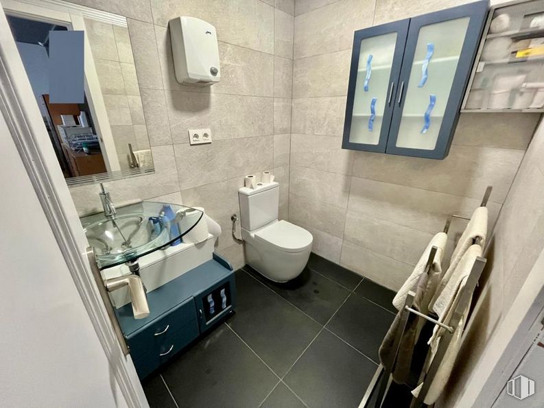 Industrial for sale at Calle Barcelona, Ávila, 05194 with toilet, sink, mirror, plumbing fixture, property, tap, bathroom, interior design, architecture and bathroom sink around