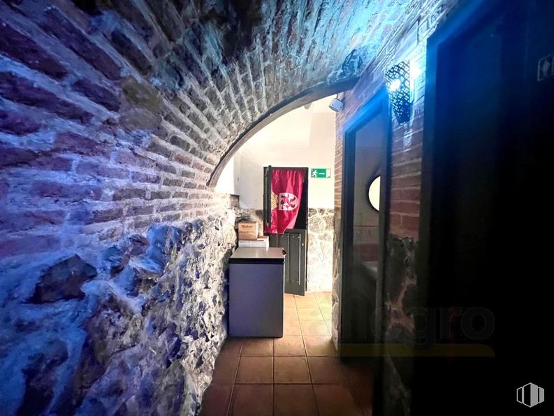 Retail for sale at Calle Cava Baja, Centro, Madrid, 28005 with wall, brick, arch, brickwork, lighting, flooring, floor, ceiling, stone wall and concrete around