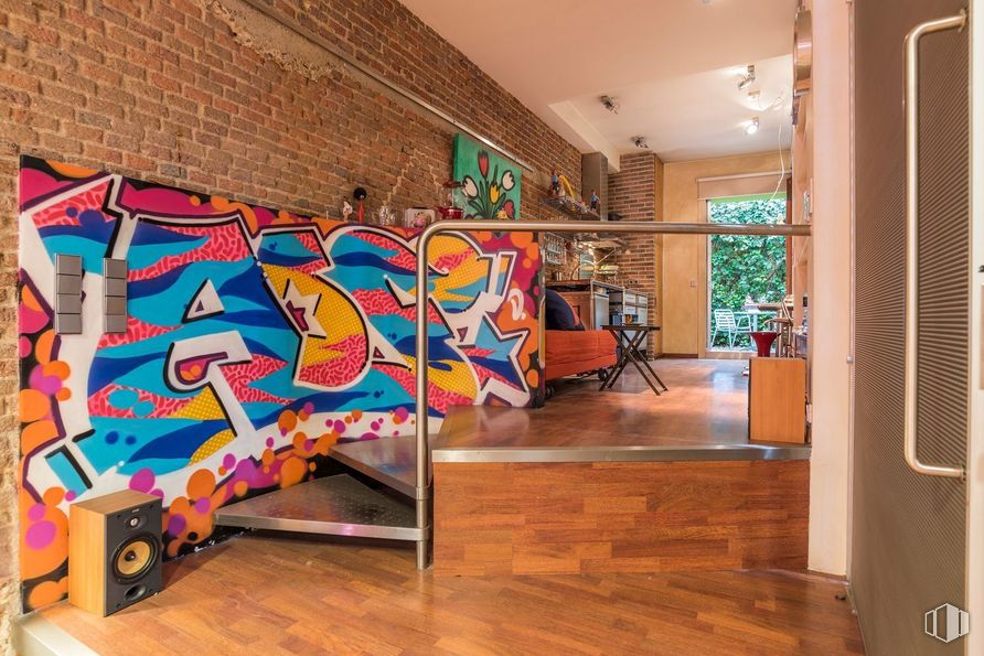 Retail for sale at Zona Malasaña, Centro, Madrid, 28004 with loudspeaker, wall, flooring, interior design, floor, mural, wood flooring, paint, graffiti and wood stain around