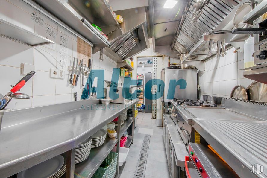 Retail for sale & for rent at Calle Barrilero, Retiro, Madrid, 28007 with kitchen, countertop, major appliance, kitchen appliance, interior design, food, home appliance, cabinetry, ceiling and cooking around