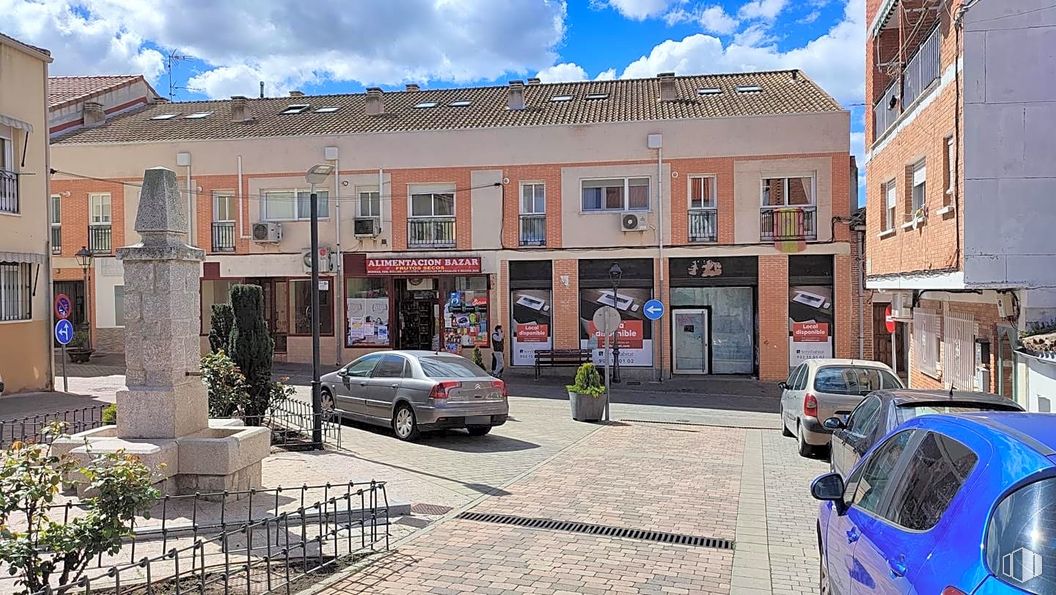 Retail for sale at Calle Jardines, Villanueva de Perales, Madrid, 28609 with car, building, land vehicle, cloud, sky, automotive parking light, property, window, vehicle and blue around