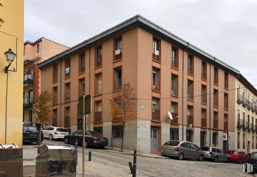 Retail for sale at Zona Centro, San Lorenzo de El Escorial, Madrid, 28200 with car, building, wheel, tire, sky, window, vehicle, urban design, neighbourhood and condominium around