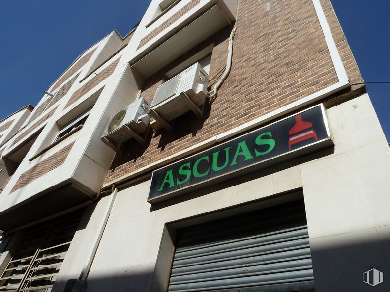 Local en alquiler y venta en Zona Centro, Azuqueca de Henares, Guadalajara, 19200 con ventana, edificio, cielo, arquitectura, propiedad material, fachada, edificio comercial, condominio, diseño urbano y ciudad alrededor