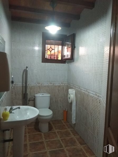 Retail for sale at Centro, Quintanar de la Orden, Toledo, 45800 with toilet, sink, lighting, window, tap, plumbing fixture, mirror, building, bathroom sink and wood around