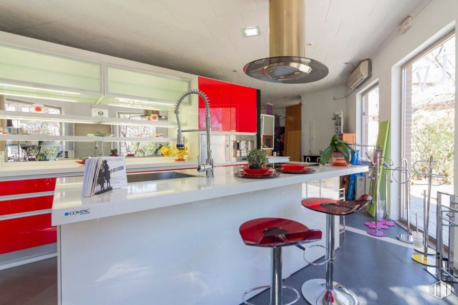 Retail for sale at Calle Acacias, Azuqueca de Henares, Guadalajara, 19200 with stool, lighting, property, shelf, cabinetry, window, shelving, interior design, architecture and houseplant around