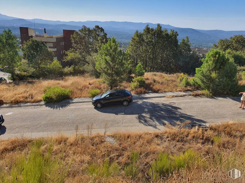 Land for sale at Calle Adobes, s/n, Piedralaves, Ávila, 05440 with car, plant, sky, tire, plant community, vehicle, mountain, road surface, asphalt and land lot around