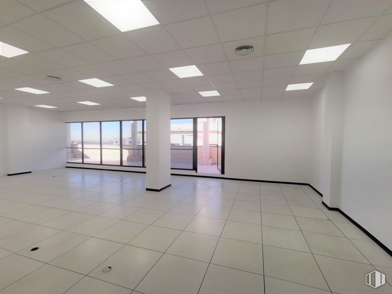 Office for rent at Edificio 1B (22-B), Polígono Industrial Vallecas, Villa de Vallecas, Madrid, 28031 with light fixture, lighting, flooring, floor, ceiling, interior design, composite material, glass, commercial building and tile flooring around