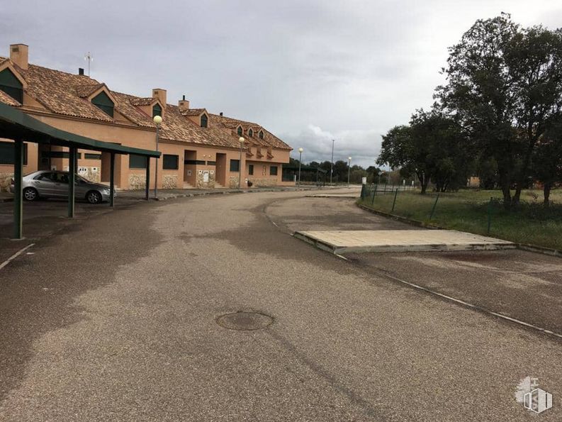 Retail for sale at Calle Concejo de la Mesta, 40, Escalona, Toledo, 45910 with car, building, sky, cloud, plant, window, road surface, tree, asphalt and land lot around