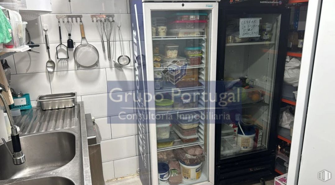 Retail for rent at Zona Puerta de Toledo, Centro, Madrid, 28005 with refrigerator, major appliance, kitchen appliance, home appliance, machine, shelf, kitchen, shelving, bottle and cabinetry around