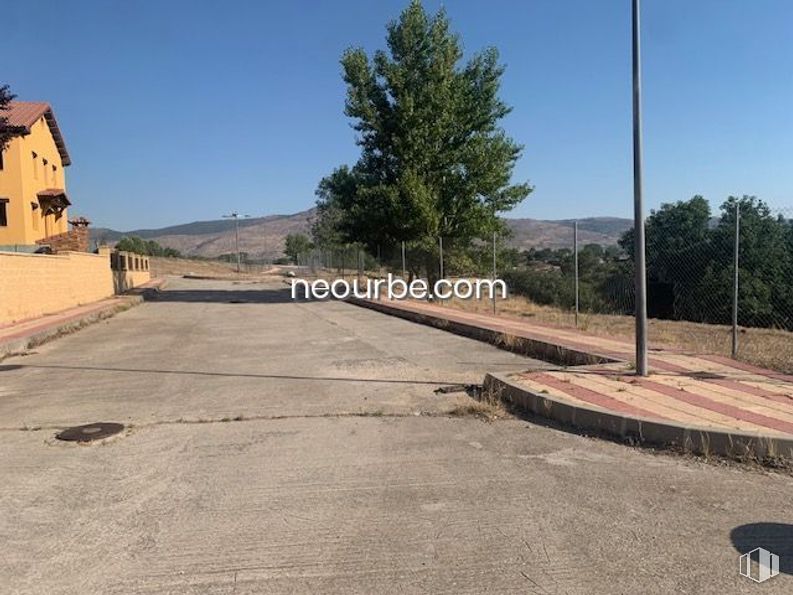 Land for sale at Calle Puente Pasil, El Tiemblo, Ávila, 05270 with house, sky, road surface, tree, asphalt, land lot, window, shade, plant and landscape around