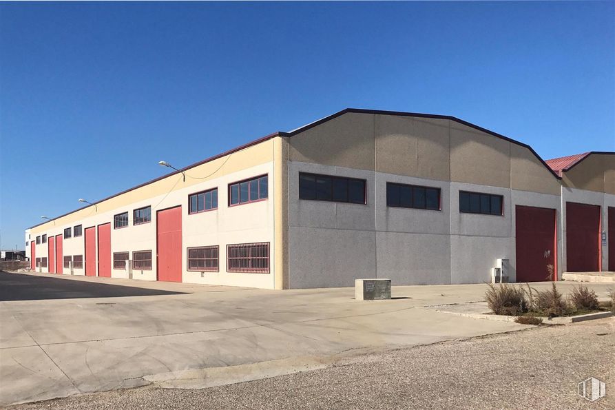 Industrial for sale at Calle Ingeniero Goicoechea, 30, Talavera de la Reina, Toledo, 45614 with sky, fixture, building, plant, composite material, asphalt, facade, shade, commercial building and landscape around