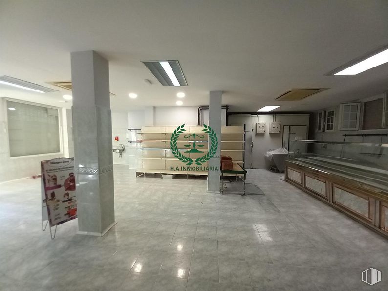 Retail for rent at Centro, Pedrezuela, Madrid, 28723 with cabinetry, window, floor, flooring, hall, urban design, ceiling, houseplant, tile flooring and concrete around