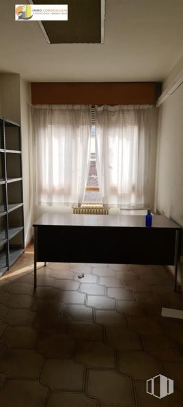 Oficina en alquiler en Plaza General Palacio, Getafe, Madrid, 28901 con mesa, edificio, ventana, cortina, madera, sombra, interiorismo, casa, suelo y suelos alrededor