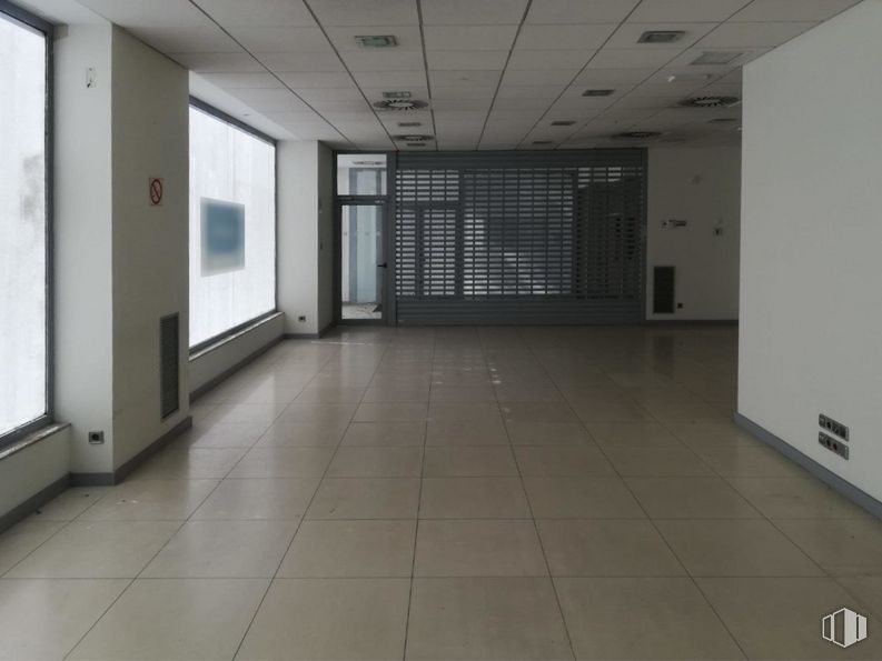 Retail for sale & for rent at Calle Gijón, Fuenlabrada, Madrid, 28942 with window blind, fixture, interior design, hall, floor, flooring, window, material property, glass and ceiling around