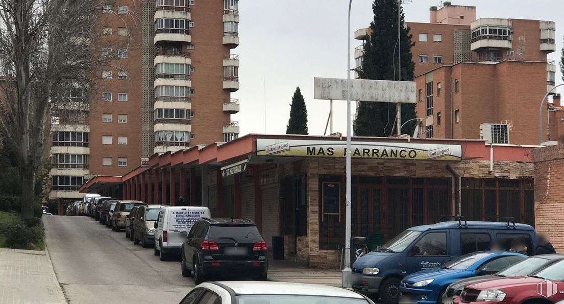 Retail for sale & for rent at Calle General Moscardó Guzmán, 57, Guadalajara, 19004 with car, building, automotive parking light, land vehicle, vehicle, window, sky, motor vehicle, vehicle registration plate and wheel around