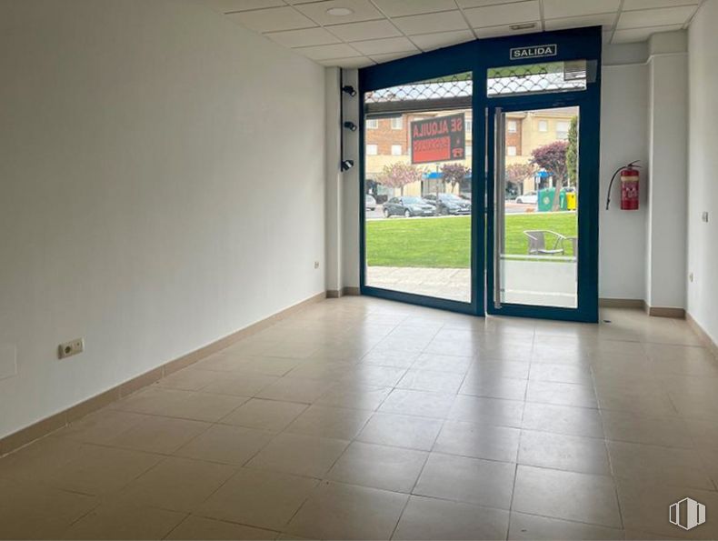 Retail for rent at Calle Nuestra Señora de Sonsoles, Ávila, 05003 with fixture, building, flooring, real estate, gas, glass, event, city, ceiling and automotive exterior around