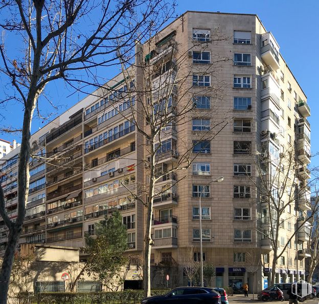 Oficina en alquiler en Paseo Castellana, 171, Tetuán, Madrid, 28046 con coche, edificio, cielo, durante el día, propiedad, ventana, rueda, bloque de pisos, árbol y neumático alrededor