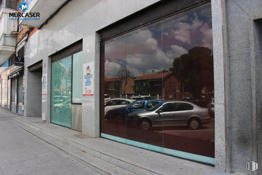 Retail for sale at Calle José Alix Alix, San Fernando de Henares, Madrid, 28830 with car, automotive exterior, automotive parking light, automotive lighting, composite material, door, automotive tail & brake light, family car, glass and car door around