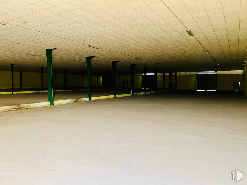 Industrial for sale at Calle León, Magán, Toledo, 45590 with flooring, floor, ceiling, hall, concrete, shade, fluorescent lamp, building material, column and cleanliness around