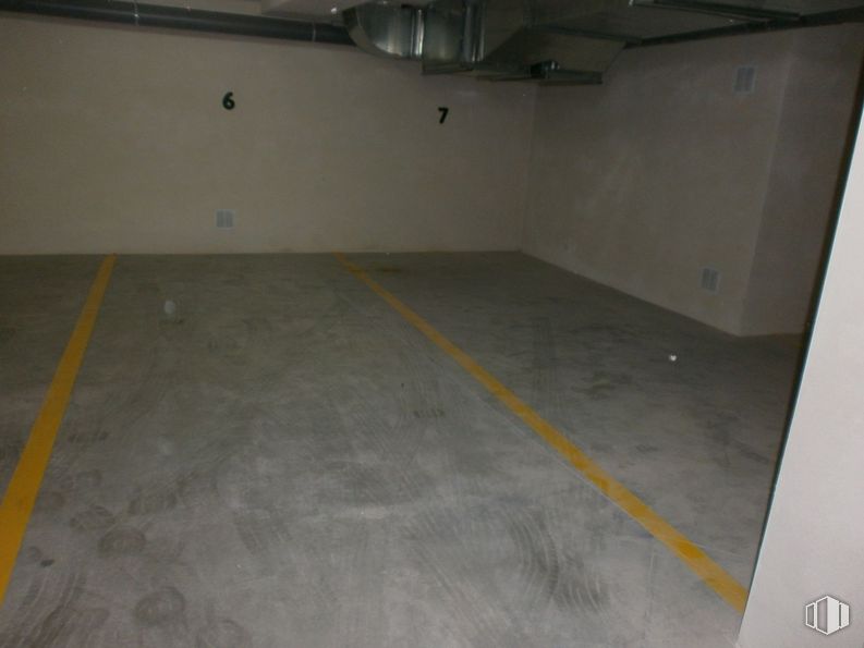 Local en venta en Calle Fuente Grande, Paracuellos de Jarama, Madrid, 28860 con espejo, vehículo, madera, piso, suelo, material compuesto, exterior automotriz, gas, asfalto y aparcamiento alrededor