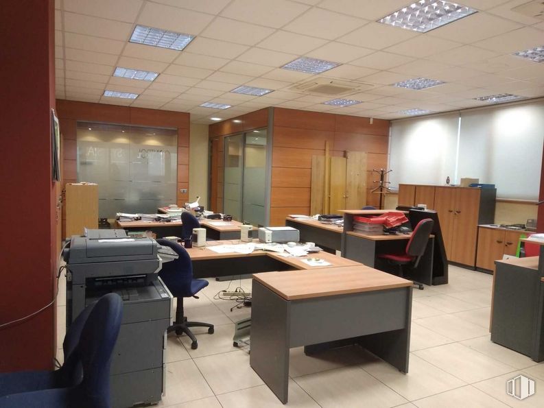 Industrial for rent at Calle Gamonal, Villa de Vallecas, Madrid, 28031 with table, chair, furniture, building, office chair, interior design, flooring, automotive design, ceiling and design around