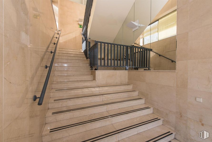 Oficina en venta en Calle Almazara, Tres Cantos, Madrid, 28760 con escaleras, madera, accesorio, edificio, suelos, suelo, material compuesto, beige, madera dura y balaustre alrededor