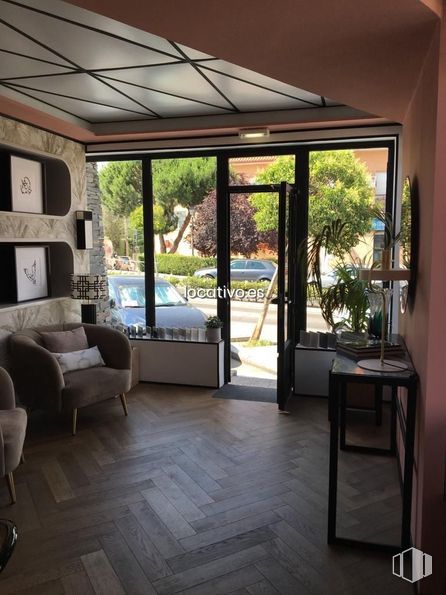 Local en venta en Casco Antiguo, Torrelodones, Madrid, 28250 con silla, mesa, planta, sombra, madera, accesorio, suelo, puerta, inmobiliario y suelos alrededor