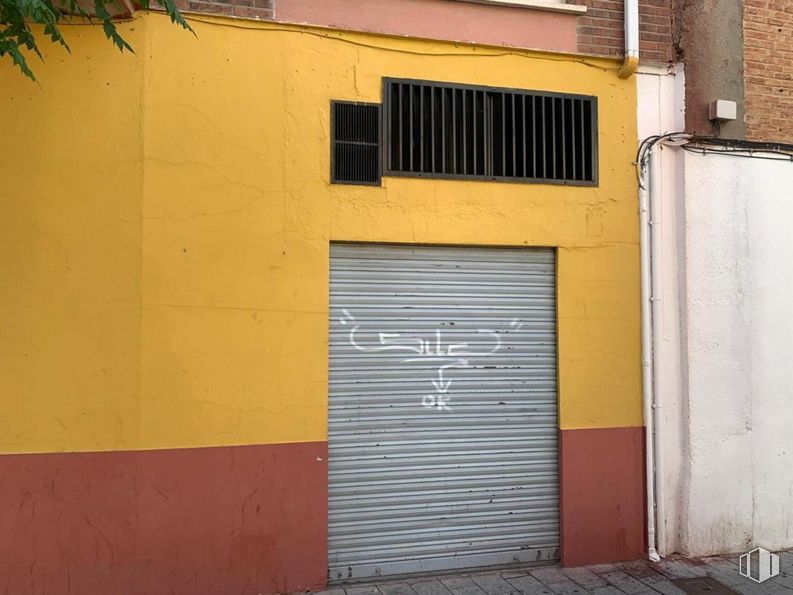 Local en venta en Travesía Soledad, Azuqueca de Henares, Guadalajara, 19200 con puerta, ventana, propiedad, madera, edificio, accesorio, superficie de la carretera, amarillo, asfalto y rectángulo alrededor