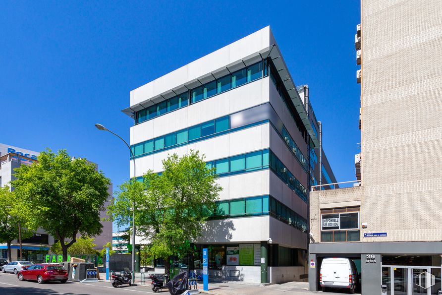 Oficina en venta en Calle Hermanos García Noblejas, 37 A, San Blas - Canillejas, Madrid, 28037 con edificio, coche, cielo, luz de la calle, azul, árbol, rueda, bloque de pisos, arquitectura y ventana alrededor